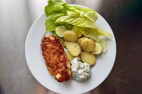 Kyllingeschnitzel med grøn salat, sauce tartar og kartofler