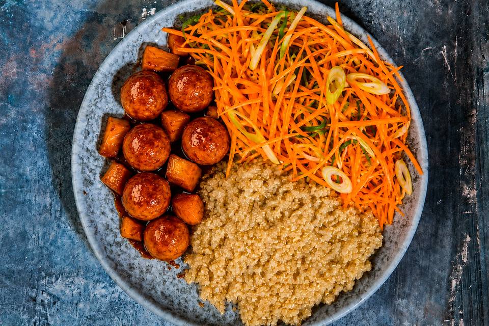 Hawaiianske BBQ kødboller med ananas og quinoa — Skagenfoods eget foto