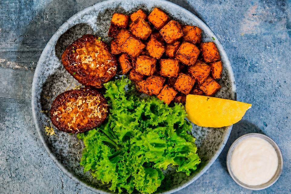 Fiskefrikadeller med sprøde søde kartofler og dressing — Skagenfoods eget foto