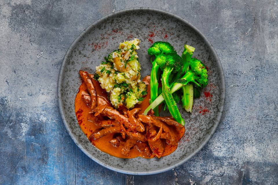 Heat: Stroganoff med knuste kartofler og broccoli — Skagenfoods eget foto