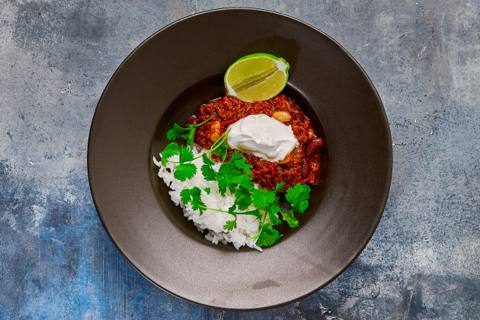 HEAT: Chili con carne med lime, yoghurt og gulerodssalat