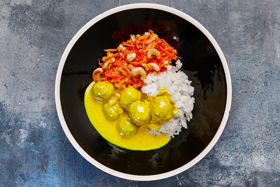 HEAT: Boller i karry med ris og æble-gulerodssalat — Skagenfoods eget foto