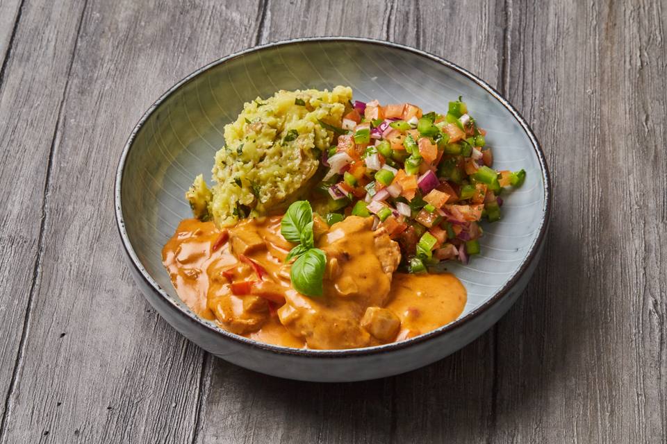 Heat: Mørbradgryde med knuste kartofler og salat af peber, tomat og rødløg — Skagenfoods eget foto