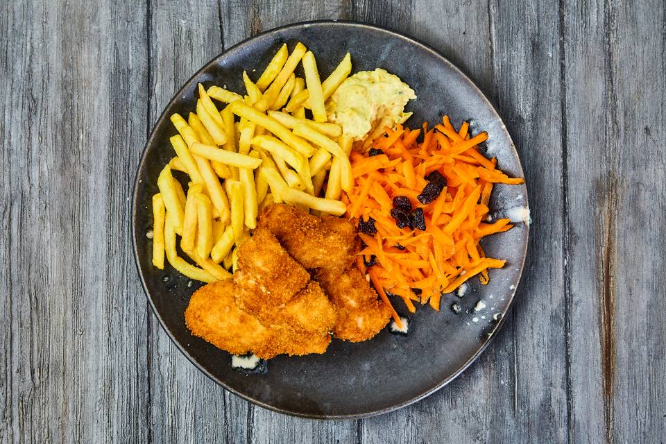 Pankostegt sej med fritter, remoulade og råkostsalat — Skagenfoods eget foto