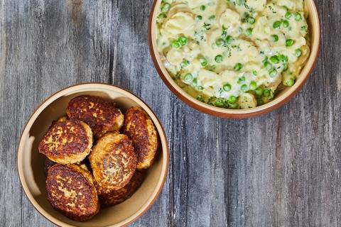 Frikadeller med stuvet blomkål, ærter og kartofler