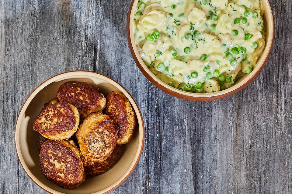 Frikadeller med stuvet blomkål, ærter og kartofler — Skagenfoods eget foto